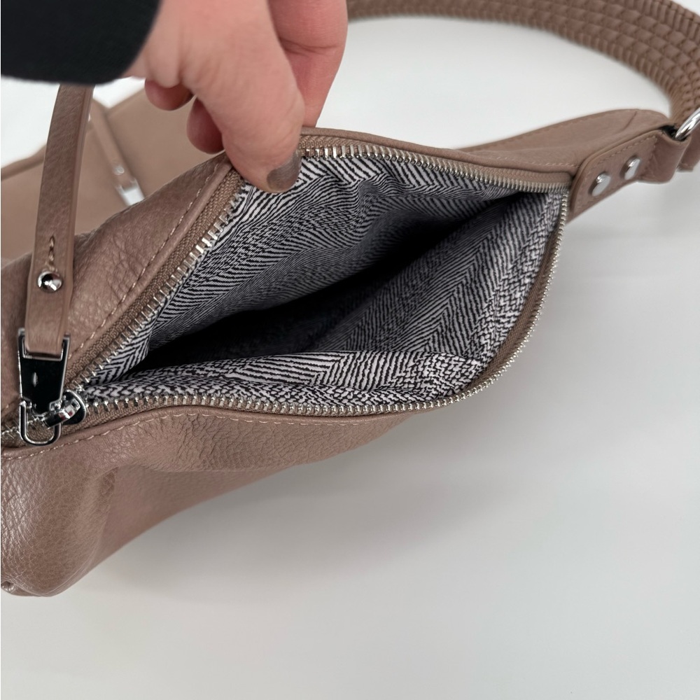 Sasha and Sofi Tan Leather Hobo Bag with Curved Shape and Top Handle - Picture 2 of 8